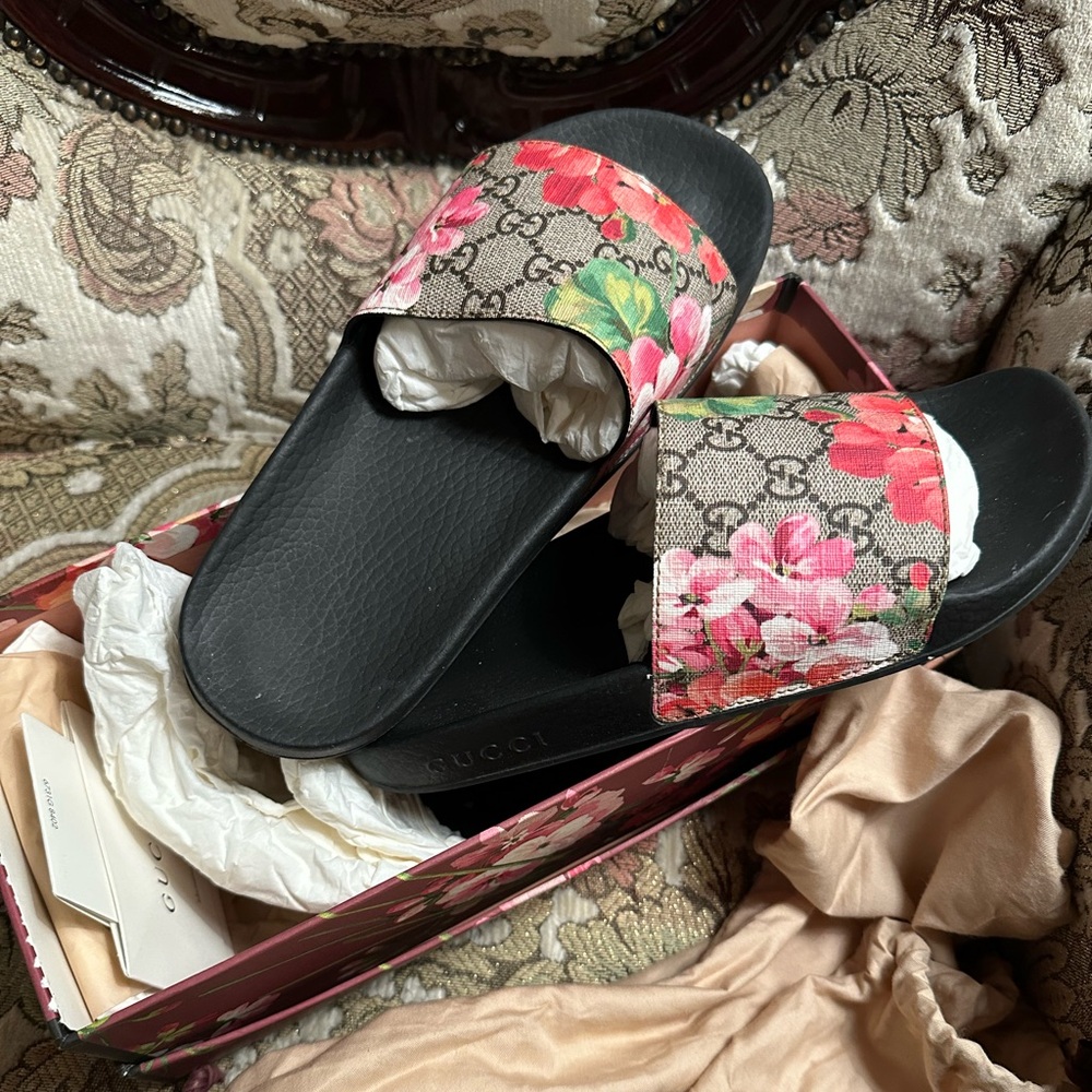 Gucci Black Sandals with Circular Pattern Soles
